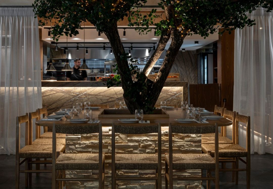 Σύναξις: Η νέα ταβέρνα στη Βουλιαγμένη που επενδύει στην open fire κουζίνα