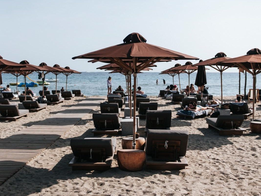 Το καλοκαίρι ξεκινά από το The C: Το πρωτο beach opening της σεζόν έρχεται στη Βούλα