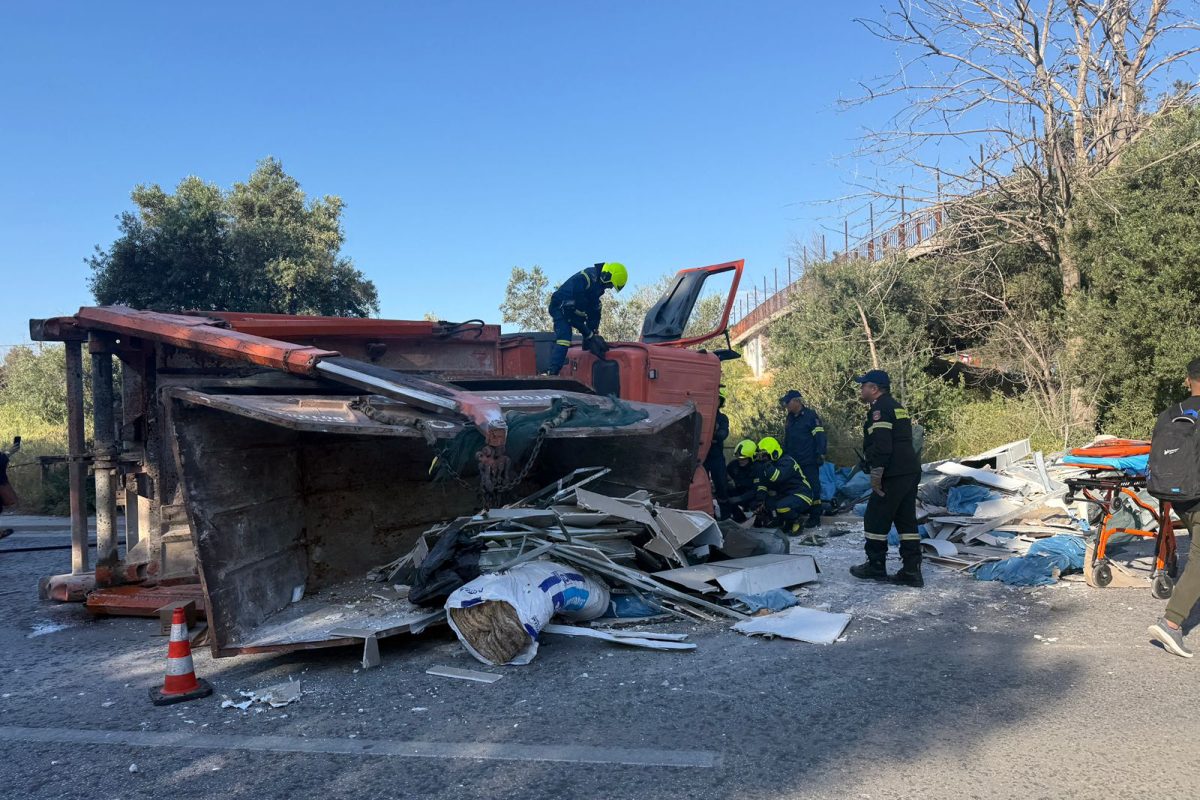 Ανατροπή φορτηγού στο Ελληνικό: Επιχείρηση απεγκλωβισμού του οδηγού στη Λεωφ. Βουλιαγμένης