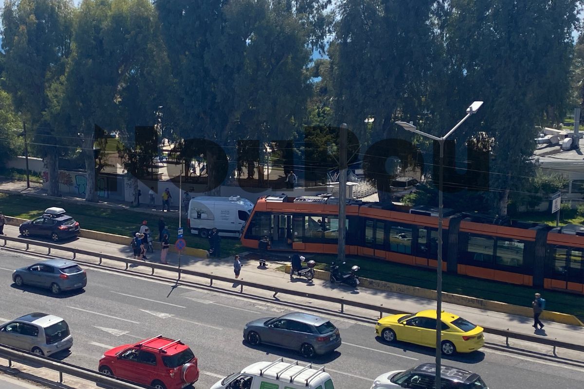 Τράμ συγκρούστηκε με βανάκι στον Άλιμο