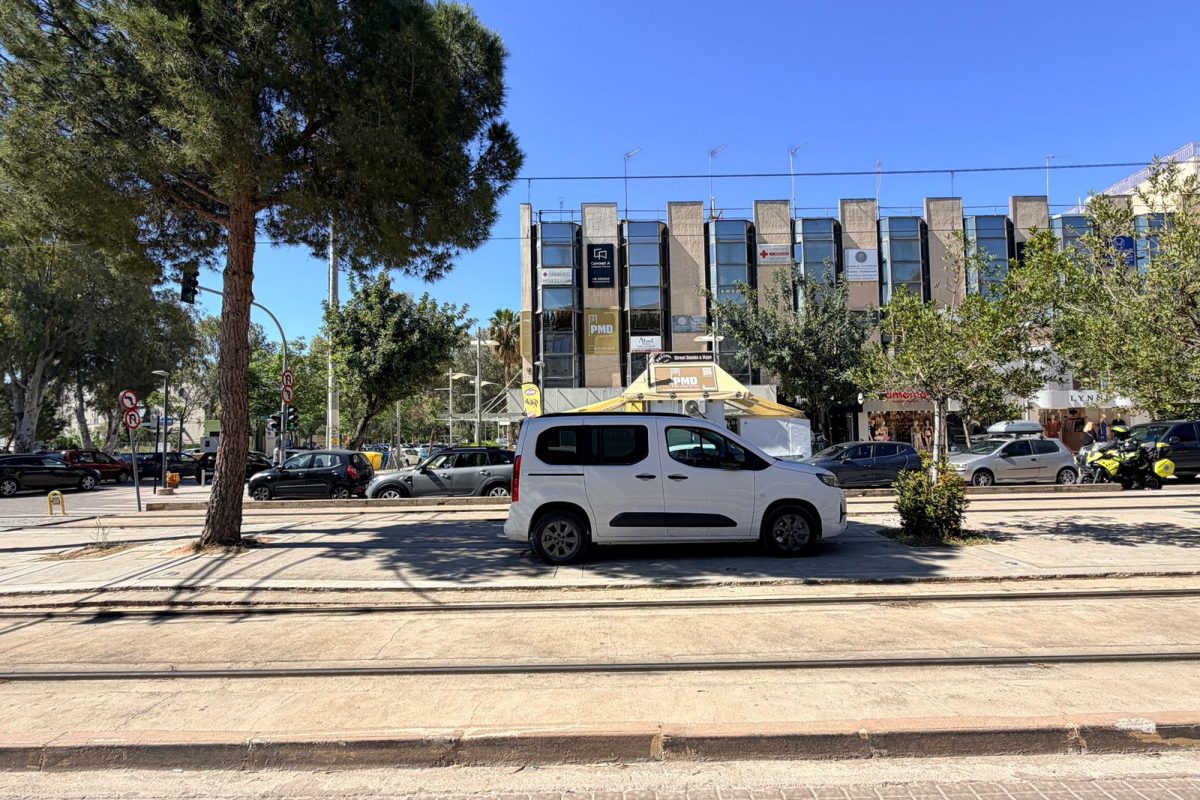 Γλυφάδα: Όχημα στάθμευσε ανάμεσα στις γραμμές του Τραμ