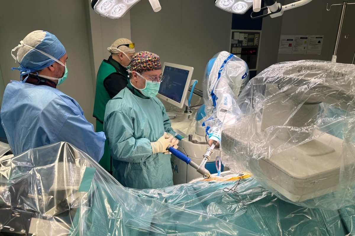 Πρώτη εφαρμογή ολικής αρθροπλαστικής ισχίου με το ρομποτικό σύστημα Rosa στο Metropolitan General