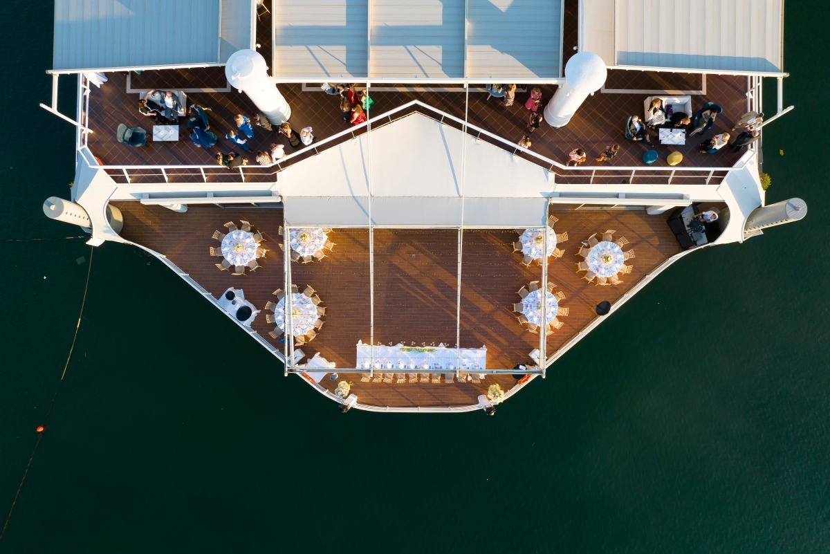 Ploes Floating Venue: Γάμος σαν σε νησί στην Αθηναϊκή Ριβιέρα