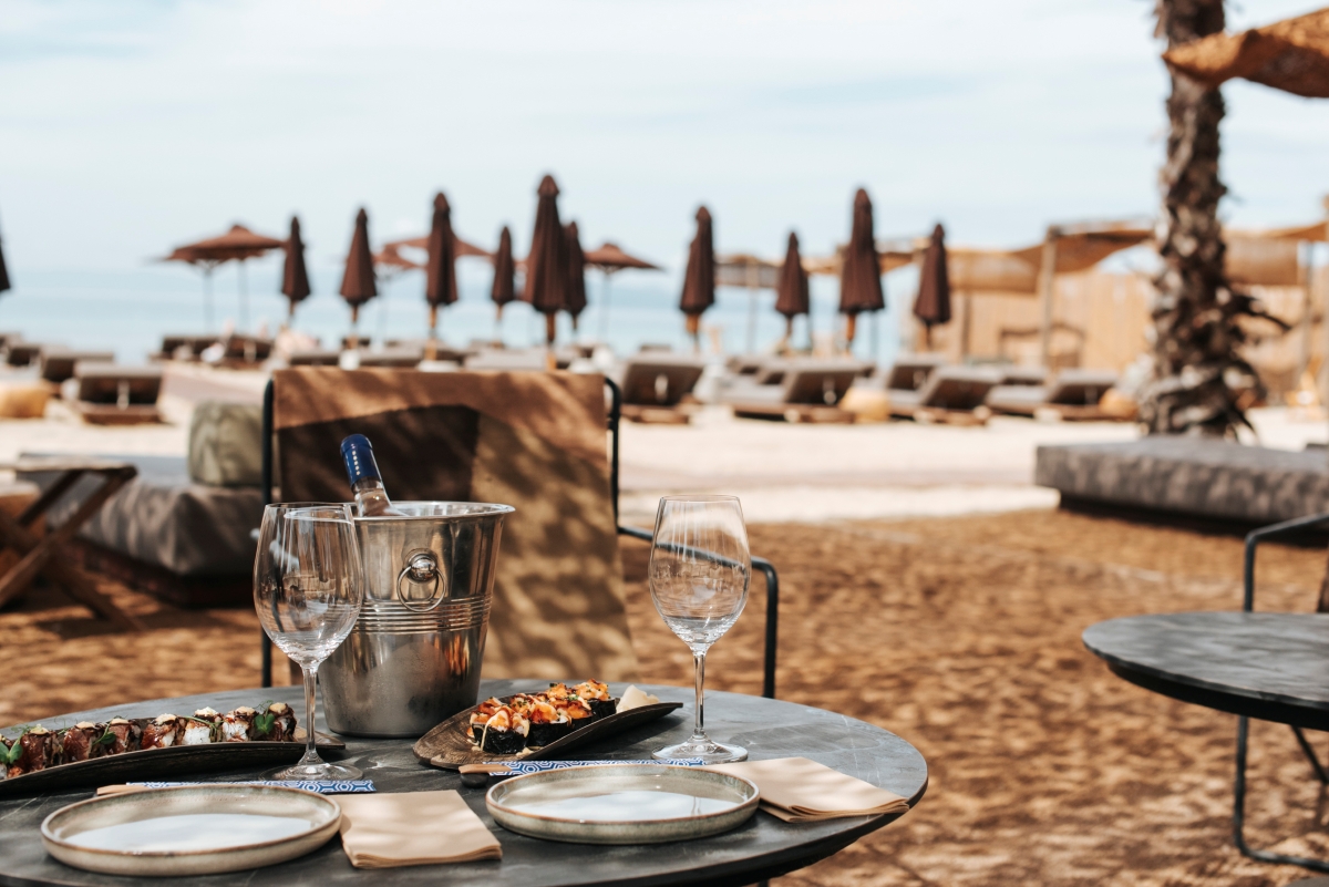 Από το brunch ως το sunset cocktail, το The C Beach είναι ό,τι πιο κοντά στις διακοπές χωρίς να φύγεις από την Αθήνα