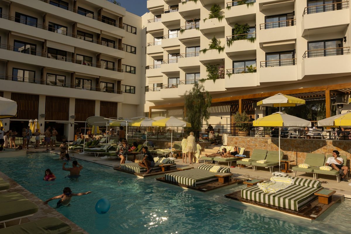 Ace Hotel Athens: Από τα poolside afternoons μέχρι τα rooftop sunsets, το καλοκαίρι συνεχίζεται στη Γλυφάδα