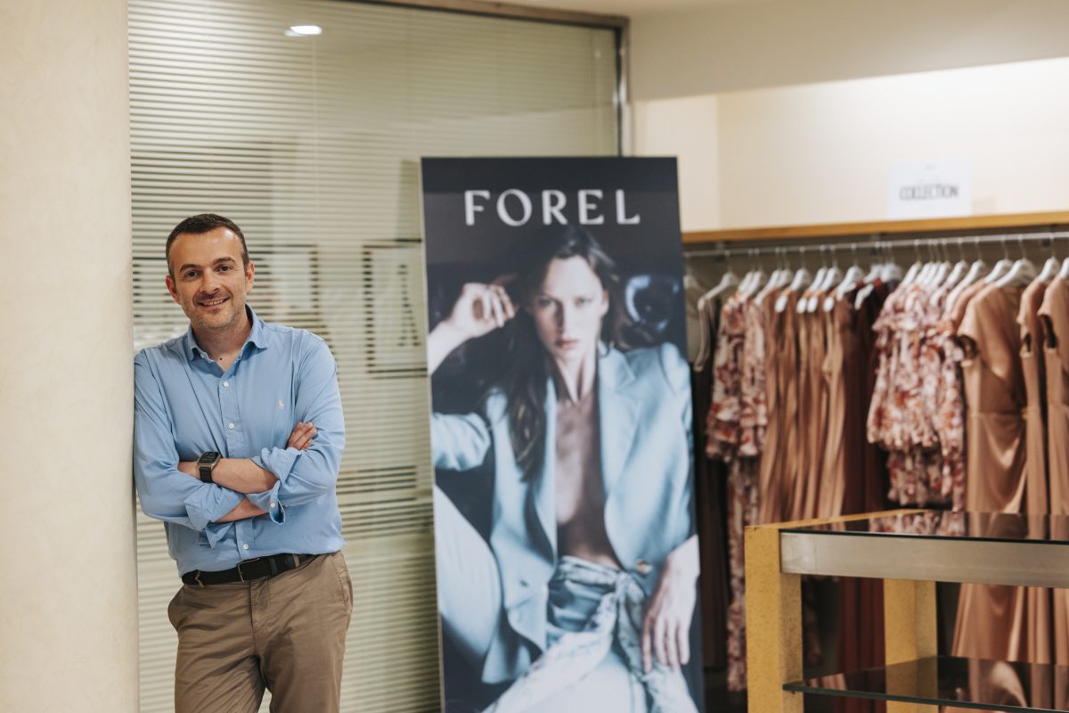 Μάκης Χατζούλας: Πώς η Forel εξελίσσεται σταθερά σε μία από τις μεγαλύτερες δυνάμεις της ελληνικής μόδας