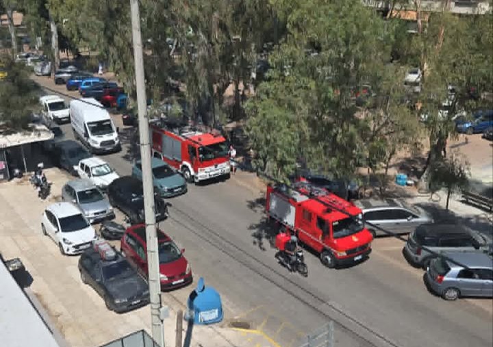 Γλυφάδα: Φωτιά σε μηχανή στο πάρκινγκ του Δρόμου των Ποιητών
