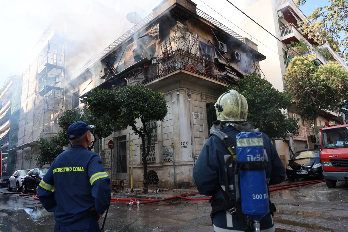 Καλλιθέα: Πώς συνέβη η συγκλονιστική διάσωση της 75χρονης που πήδηξε από το φλεγόμενο μπαλκόνι