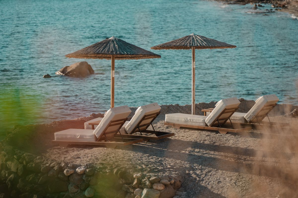 KIBOKO στην Ανάβυσσο: Το beach bar με το μαγευτικό ηλιοβασίλεμα και την αίσθηση απόδρασης από την κοσμική Ριβιέρα