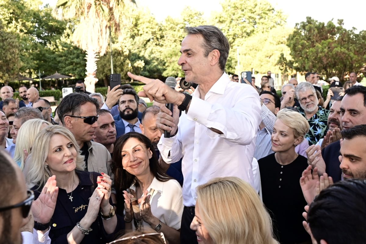 Ο Μητσοτάκης στη Βούλα, ο Χριστοδουλάκης στο κάδρο