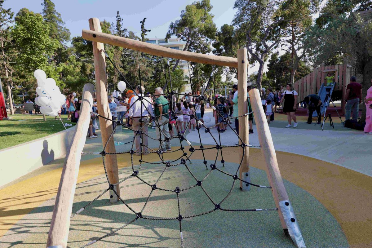 Νέα Σμύρνη: Εγκαινιάστηκαν οι νέες παιδικές χαρές στο Άλσος, παρουσία του Νίκου Χαρδαλιά