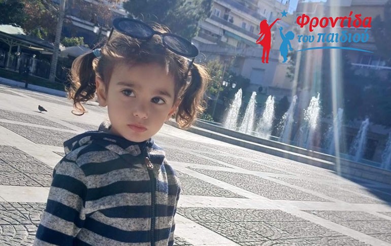 Έκκληση στήριξης για τη 2,5 ετών Στέλλα που δίνει μάχη μετά το ατύχημα στο συντριβάνι της Καλλιθέας