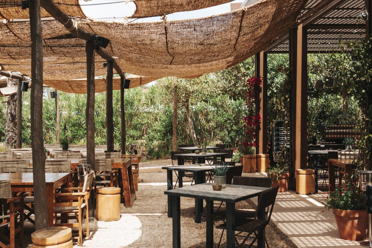 OX by THE C: Το OX Athens συναντά το The C Beach Restaurant για μια γαστρονομική σύμπραξη δίπλα στο κύμα