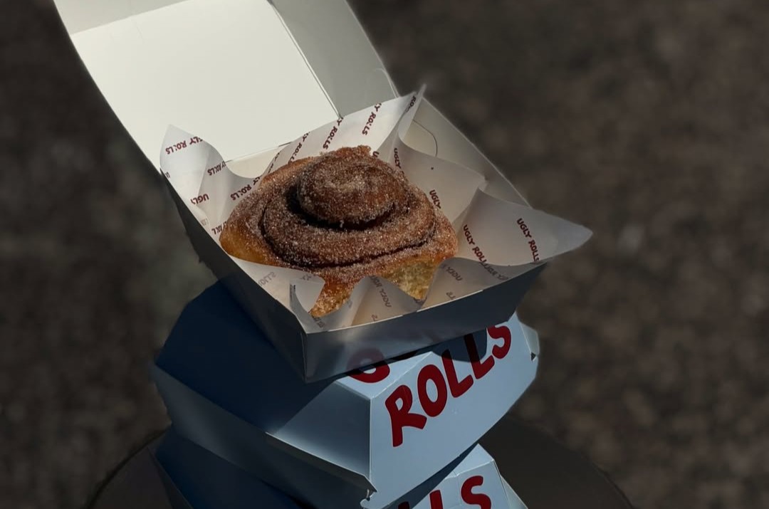 Ugly Rolls: Τα διάσημα «άσχημα ρολάκια» της Αθήνας κατέβηκαν Γλυφάδα