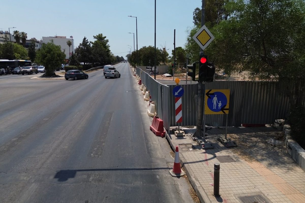 Πεζοί περπατούν στο οδόστρωμα της Βουλιαγμένης λόγω εργοταξίου στην Αργυρούπολη