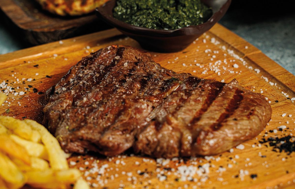 Meat n’ Roses: The urban anarchy of Athenian street food