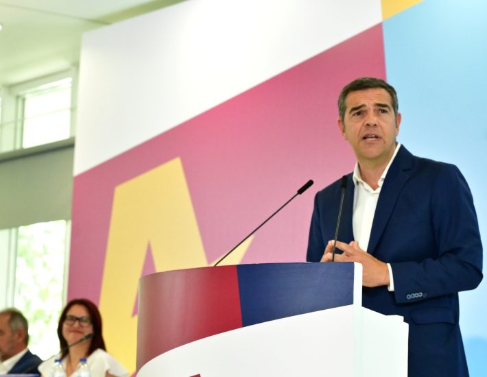 «Η Βουλιαγμένη κινδυνεύει να γίνει ένα τεράστιο ξενοδοχείο»: Η αναφορά Τσίπρα στον Δήμο 3Β και το Σχέδιο «Αριστοτέλης»