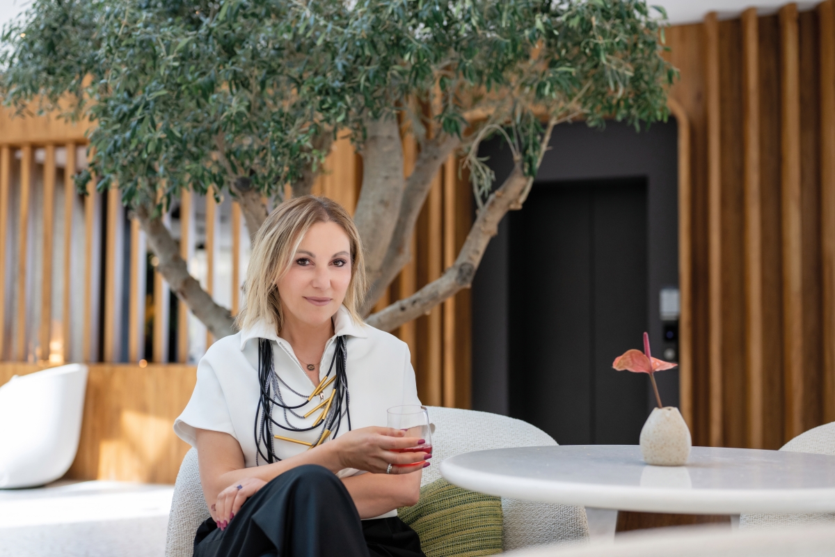 Η Anna Gauthier, Διευθύντρια Πωλήσεων και Μάρκετινγκ του One&Only Aesthesis μας καλωσορίζει στο ξενοδοχείο
