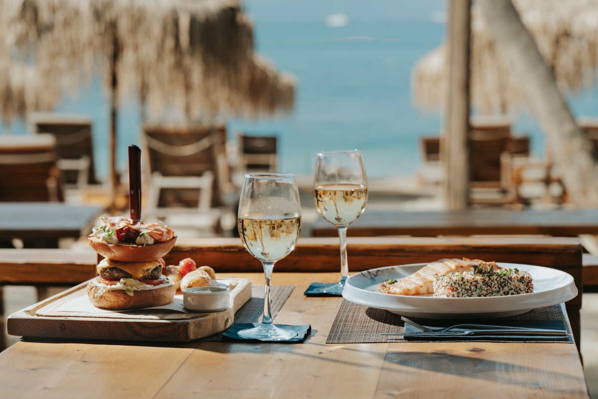 Από brunch μέχρι δείπνο δίπλα στο κύμα: Γιατί στο Bolivar πας (και) για το φαγητό του