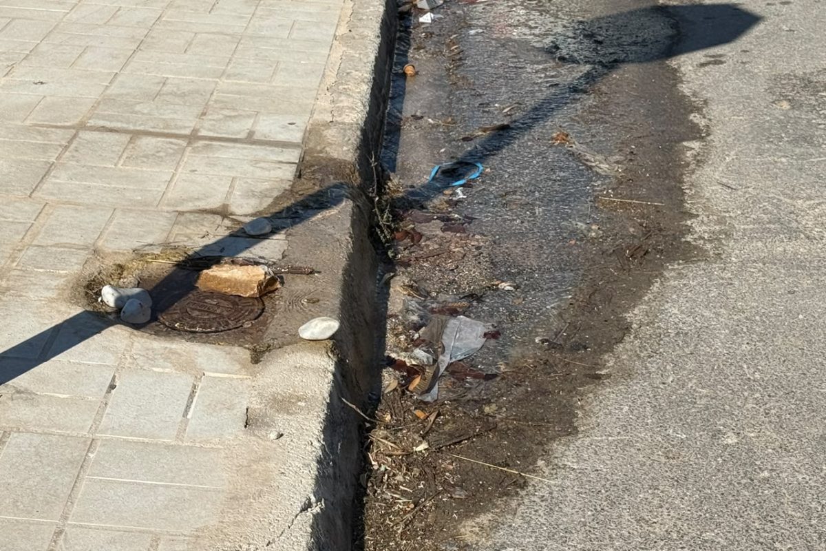 Γλυφάδα: Καταγγελία κατοίκων για διαρροή νερού στη συμβολή Ποσειδώνος και Γούναρη