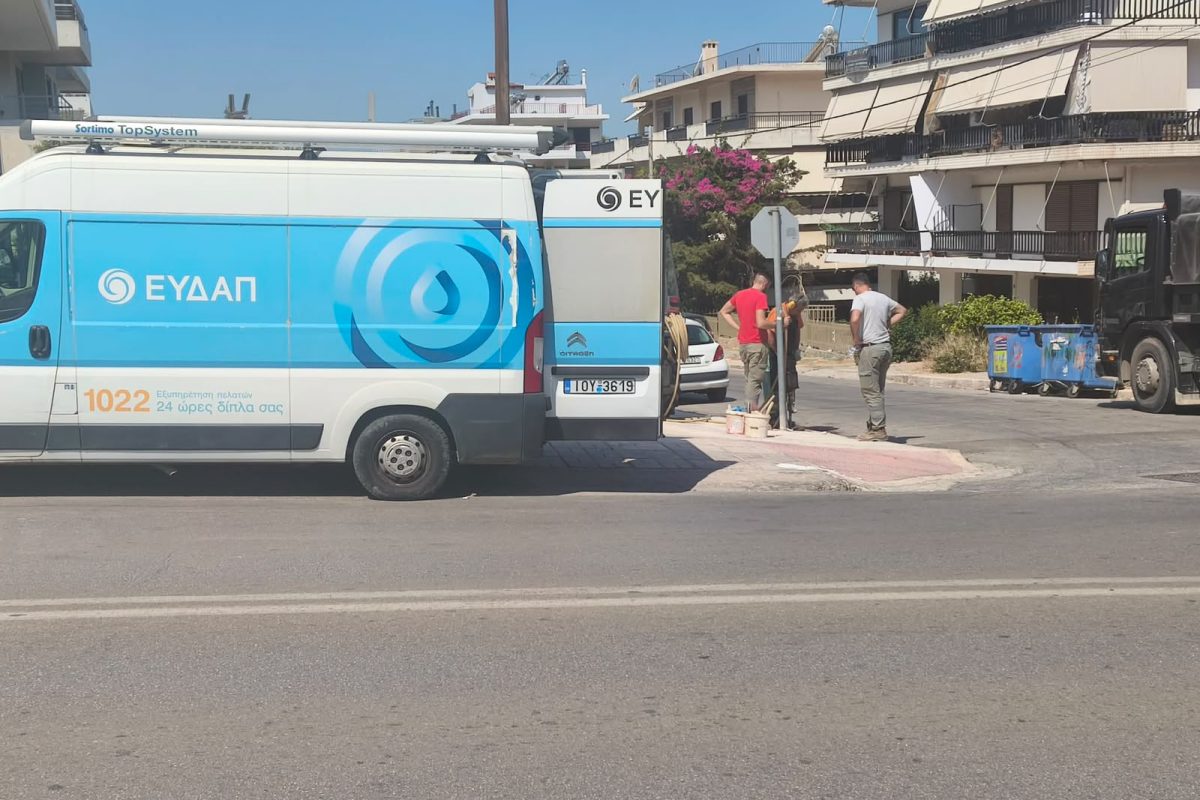 Γλυφάδα: Αποκαταστάθηκε η διαρροή νερού που συνεχιζόταν από τα μέσα Μαΐου στη συμβολή Ποσειδώνος και Γούναρη