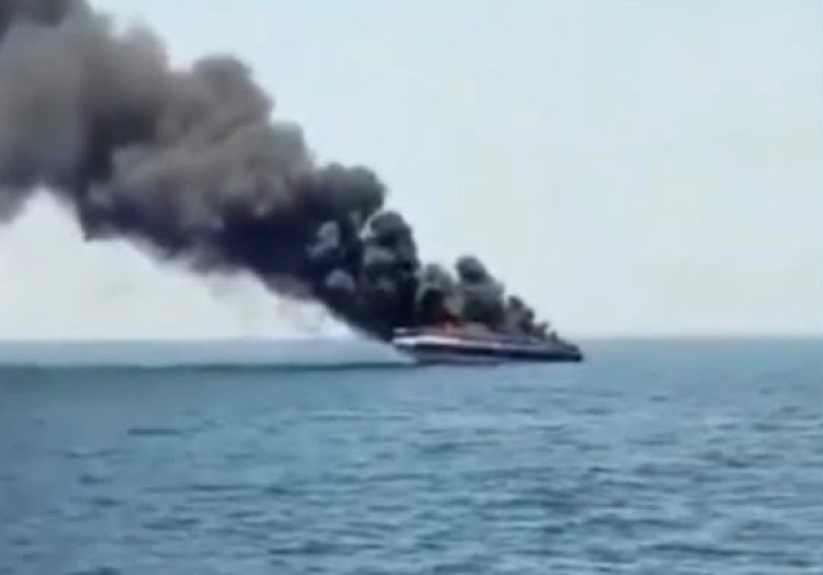 Βουλιαγμένη: Φωτιά σε ταχύπλοο στη θαλάσσια περιοχή