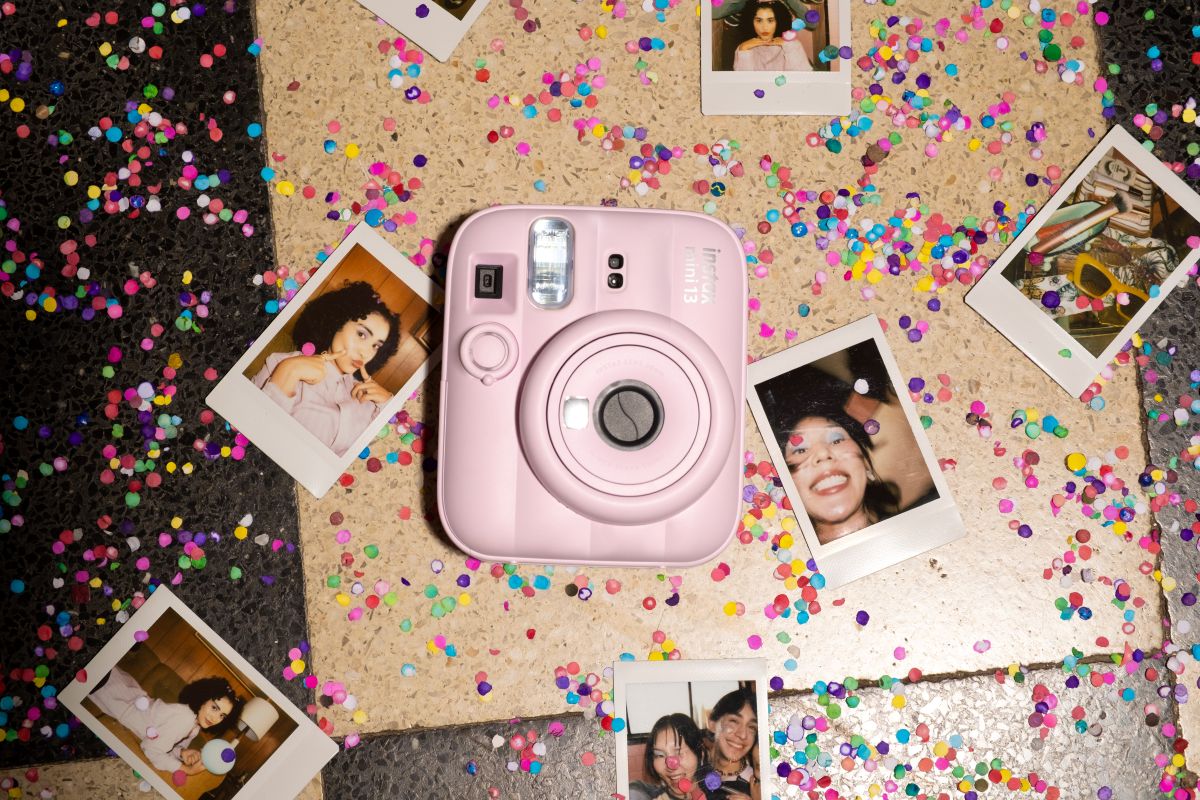 Η νέα instax mini 13 της Fujifilm ήρθε να αναβαθμίσει τις selfies με την παρέα