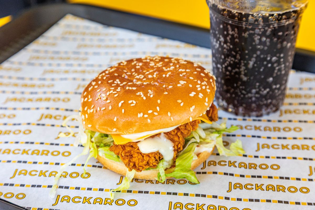 Περάσαμε μια μέρα στο Jackaroo της Γλυφάδας: Από το πρώτο «καλημέρα» μέχρι την τελευταία παραγγελία