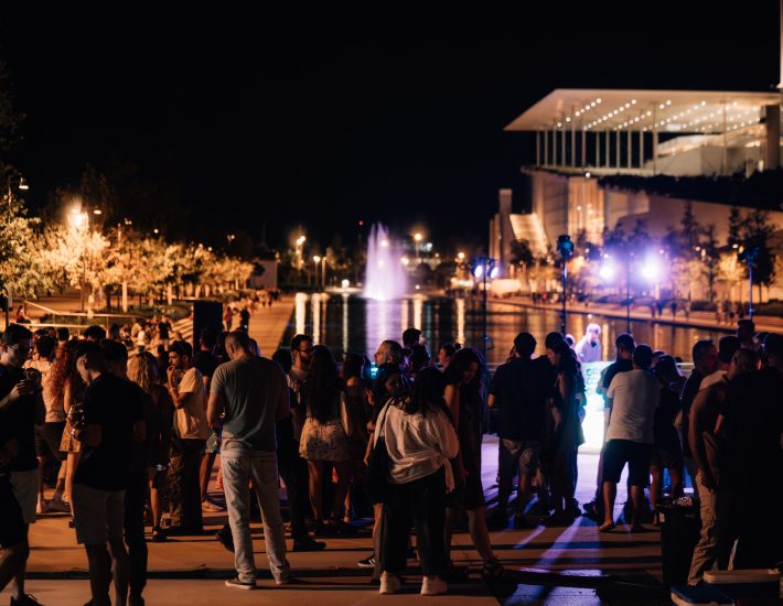 «Sunset Frequencies»: Δροσιστικά cocktails και μουσική δίπλα στο Κανάλι του ΚΠΙΣΝ για 7 Τετάρτες