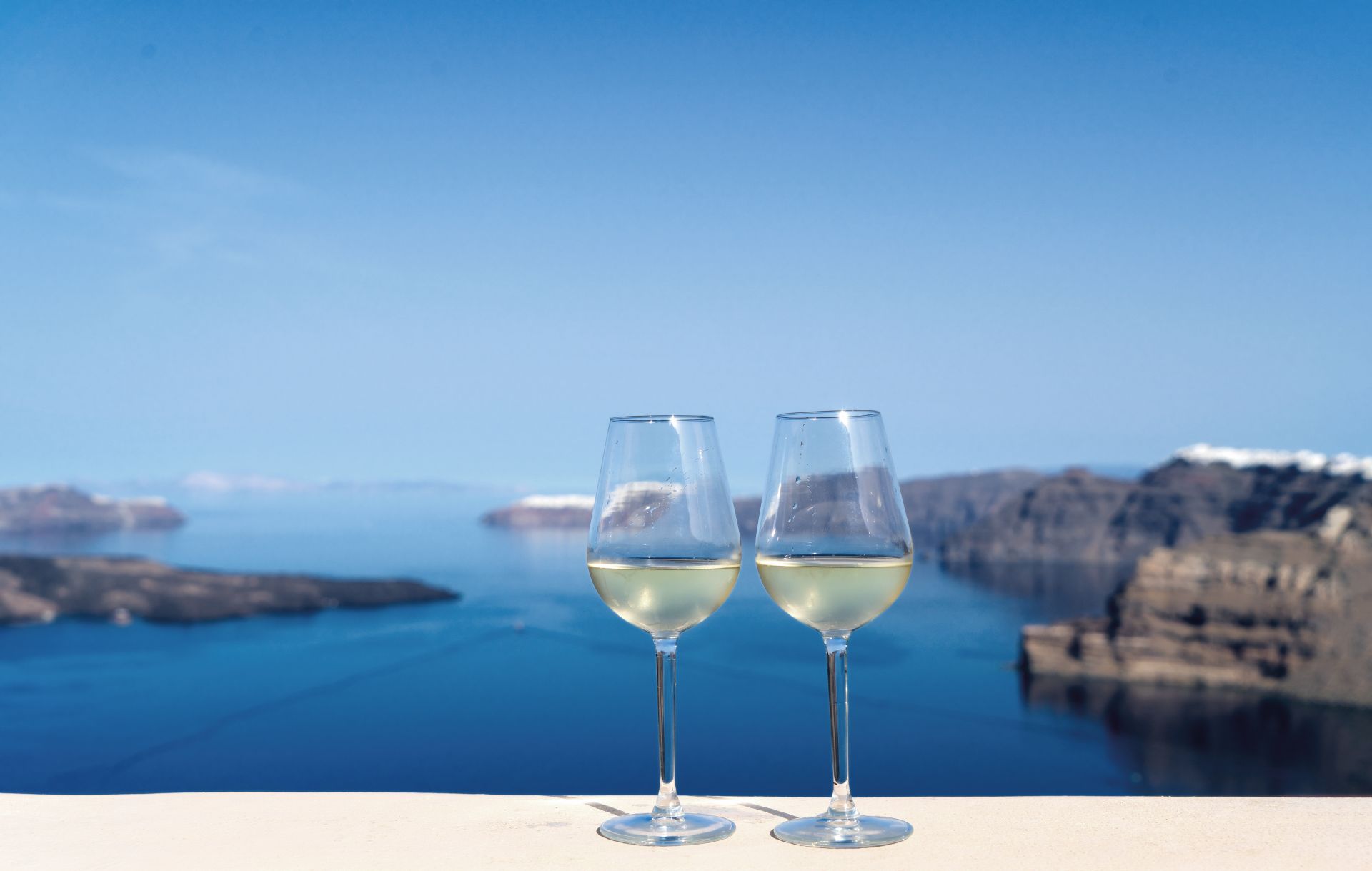 Λίγο κρασί, πολλή θάλασσα