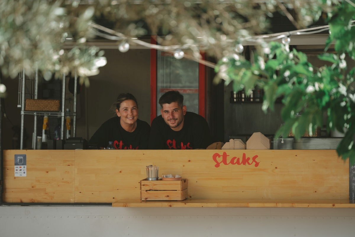 Staks: Πώς μια cool καντίνα προσγειώθηκε (και ρίζωσε) σε ένα αθέατο οικόπεδο στην Ανάβυσσο