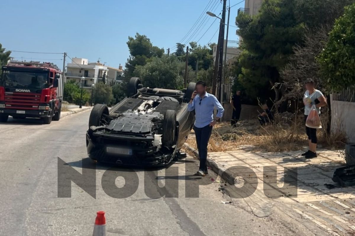 Τροχαίο στη Βούλα: Δύο αυτοκίνητα αναποδογύρισαν στην οδό Ζακύνθου