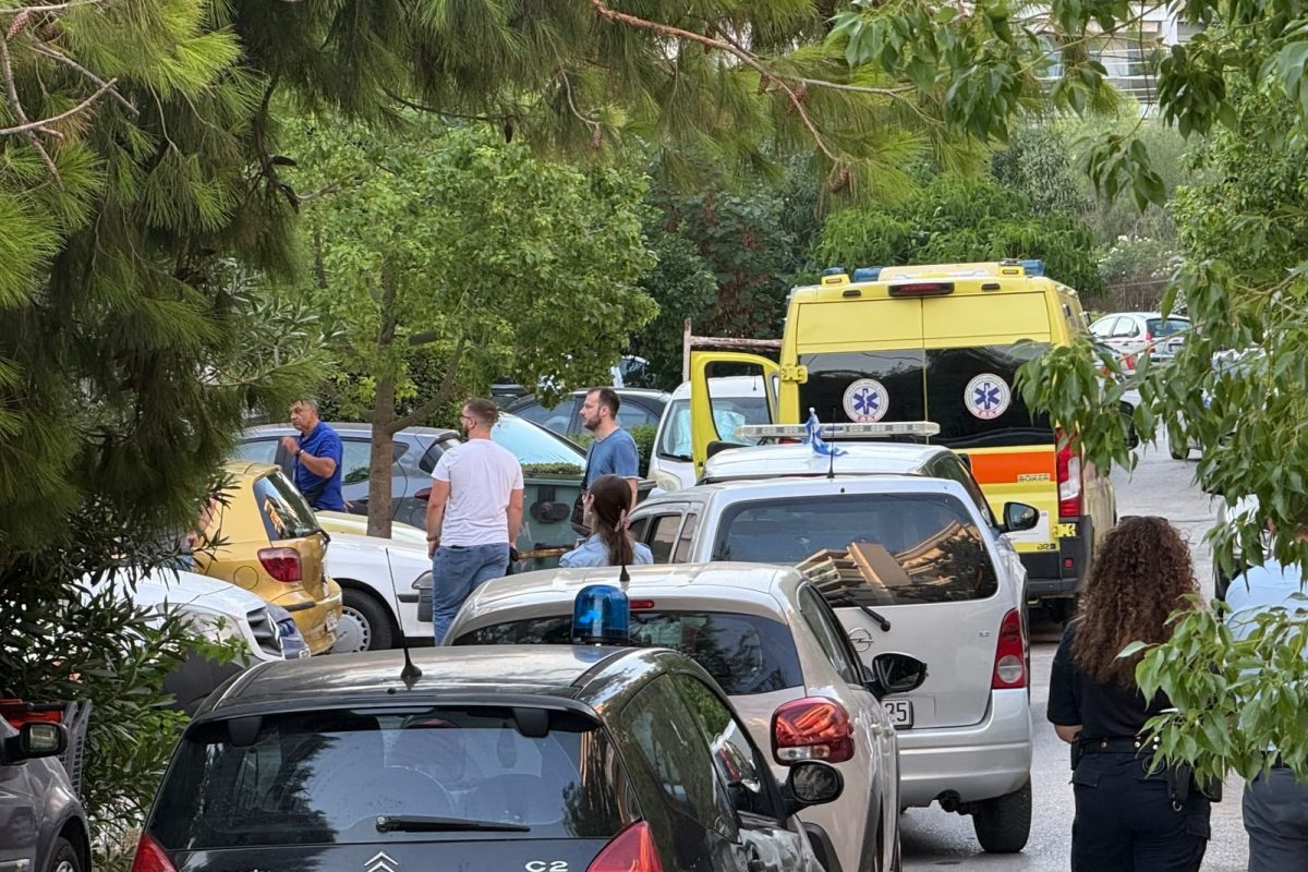 Νέα Σμύρνη: Δύο νεκροί από πυροβολισμούς σε είσοδο πολυκατοικίας – Γυναικοκτονία δείχνουν οι έρευνες