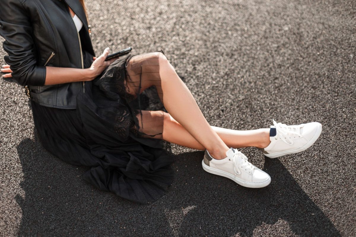 Πώς να συνδυάσετε τα sneakers γυναικεια για κομψές και άνετες εμφανίσεις κάθε στιγμή