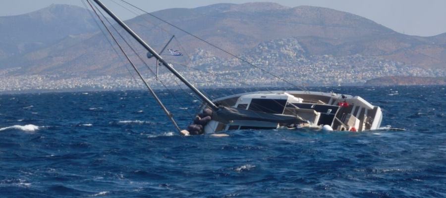 Βουλιαγμένη: Ημιβύθιση ιστιοφόρου με οκτώ επιβαίνοντες