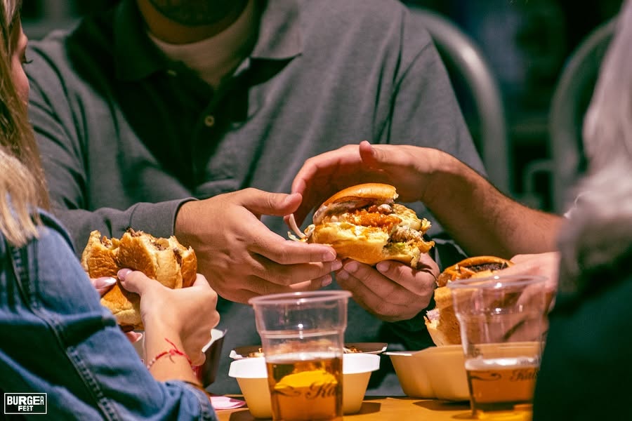 Το Burger Fest επιστρέφει για 12η χρονιά – Όλα όσα θα δοκιμάσουμε και θα ακούσουμε στο Παλιό Αμαξοστάσιο ΟΣΥ