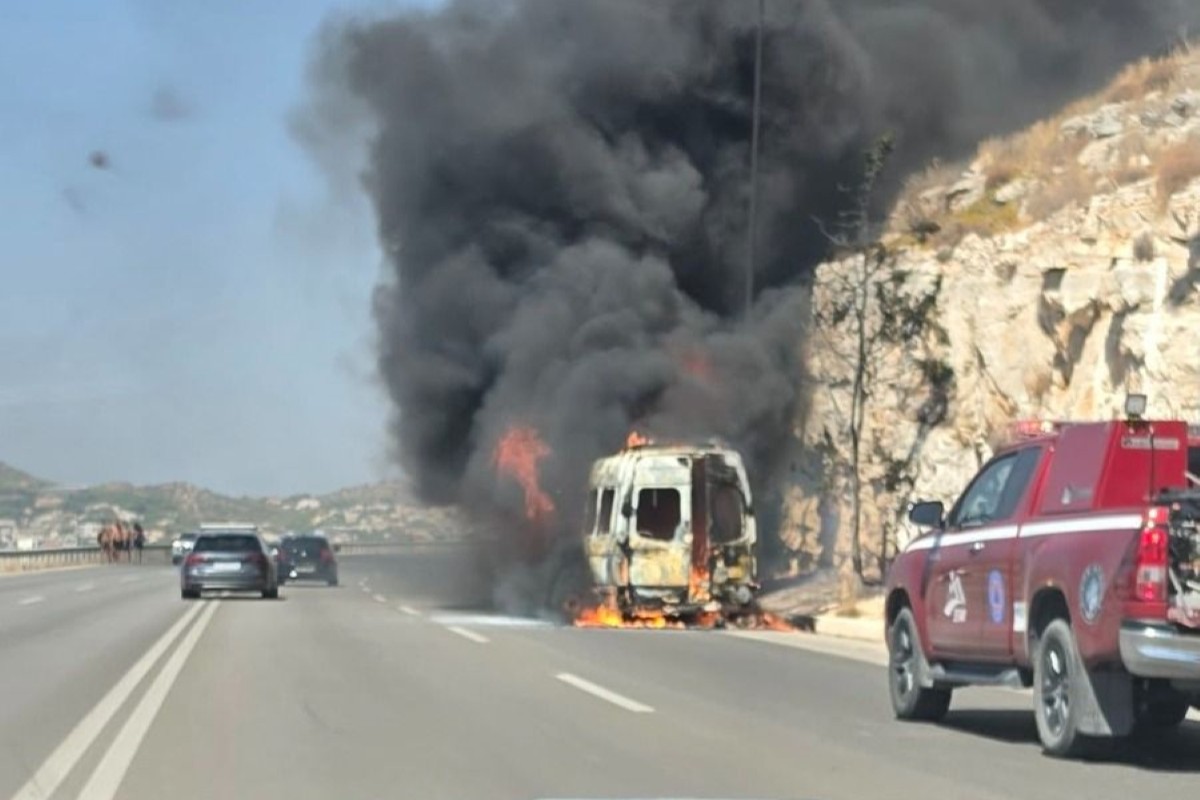 Φωτιά σε σχολικό λεωφορείο στη Λεωφόρο Αθηνών – Σουνίου: Καταστράφηκε ολοσχερώς το όχημα