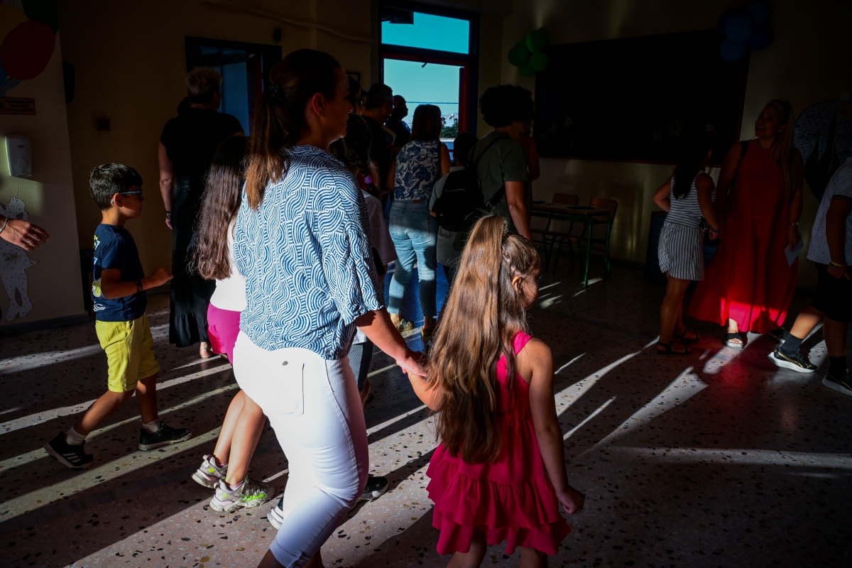 Αγιασμός στα σχολεία: Τι ισχύει για τη γονική άδεια και πόσες ημέρες δικαιούστε