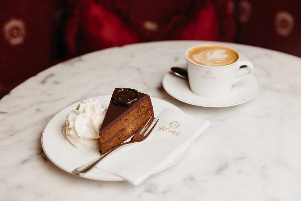 Η αυθεντική Sacher-Torte έρχεται στο Alelia Bar του One&Only Aesthesis