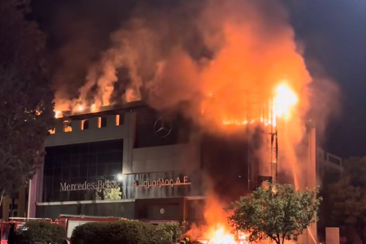 Γλυφάδα: Μεγάλη φωτιά τα ξημερώματα σε αντιπροσωπεία αυτοκινήτων