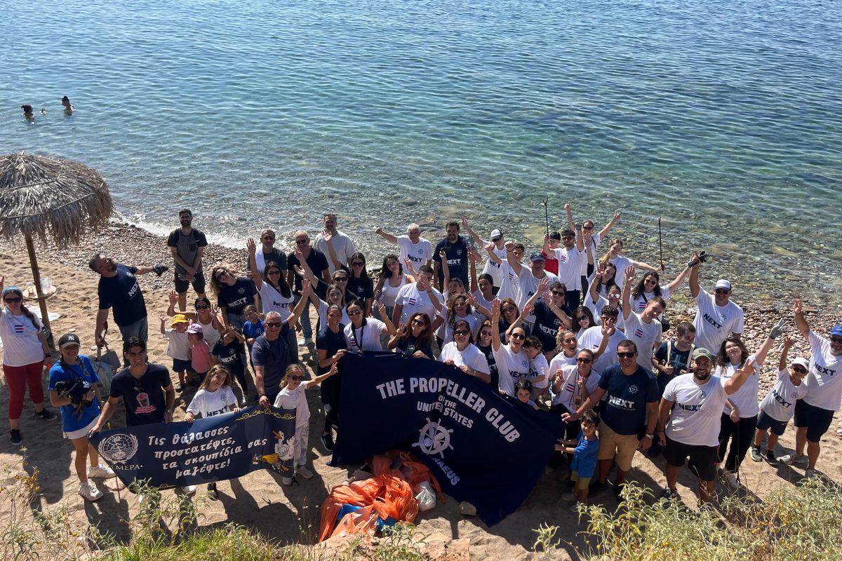 Βούλα: Κοινός καθαρισμός της παραλίας από το Propeller Club, Port of Piraeus και το YES Forum