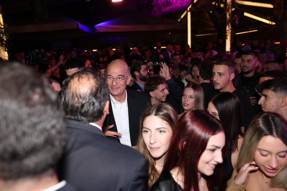 Ένα «χαλαρό ποτάκι» με τον Νίκο Δένδια και τα παράλληλα μονόπρακτα του Νότου