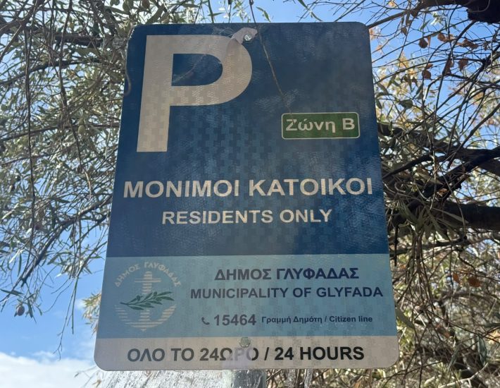 Παπανικολάου: Απαντάει στις ερωτήσεις για την ελεγχόμενη στάθμευση στη Γλυφάδα