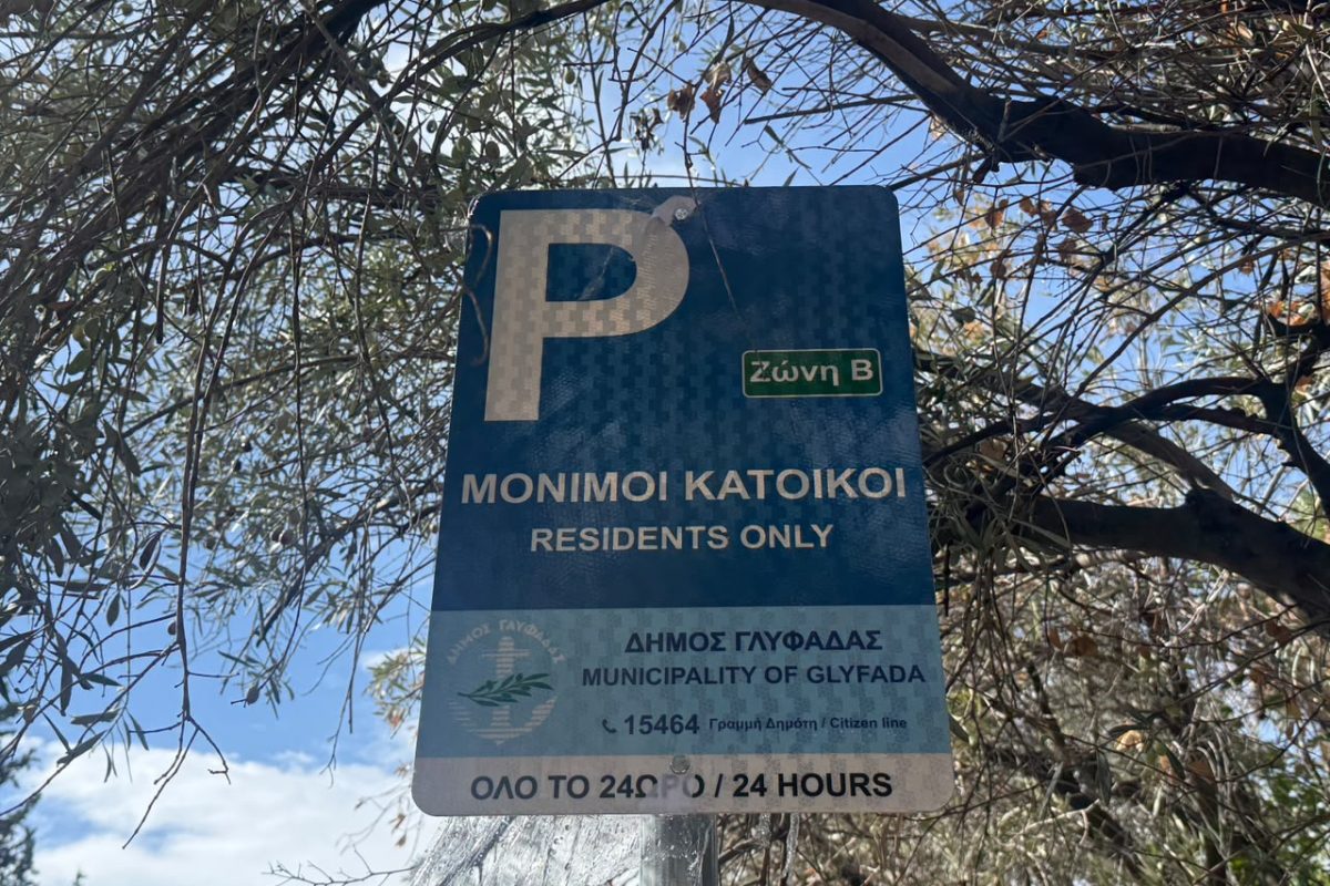 Μπήκαμε στη μεγαλύτερη social ομάδα της Γλυφάδας: Τι πιστεύουν οι δημότες για την ελεγχόμενη στάθμευση