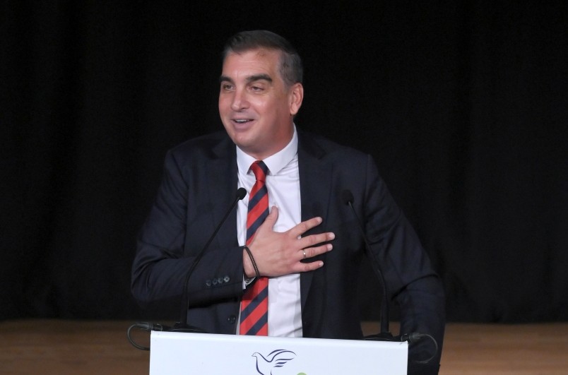 Ο Κωνσταντάτος, οι γείτονες και λίγο επιχειρηματικό σουσού