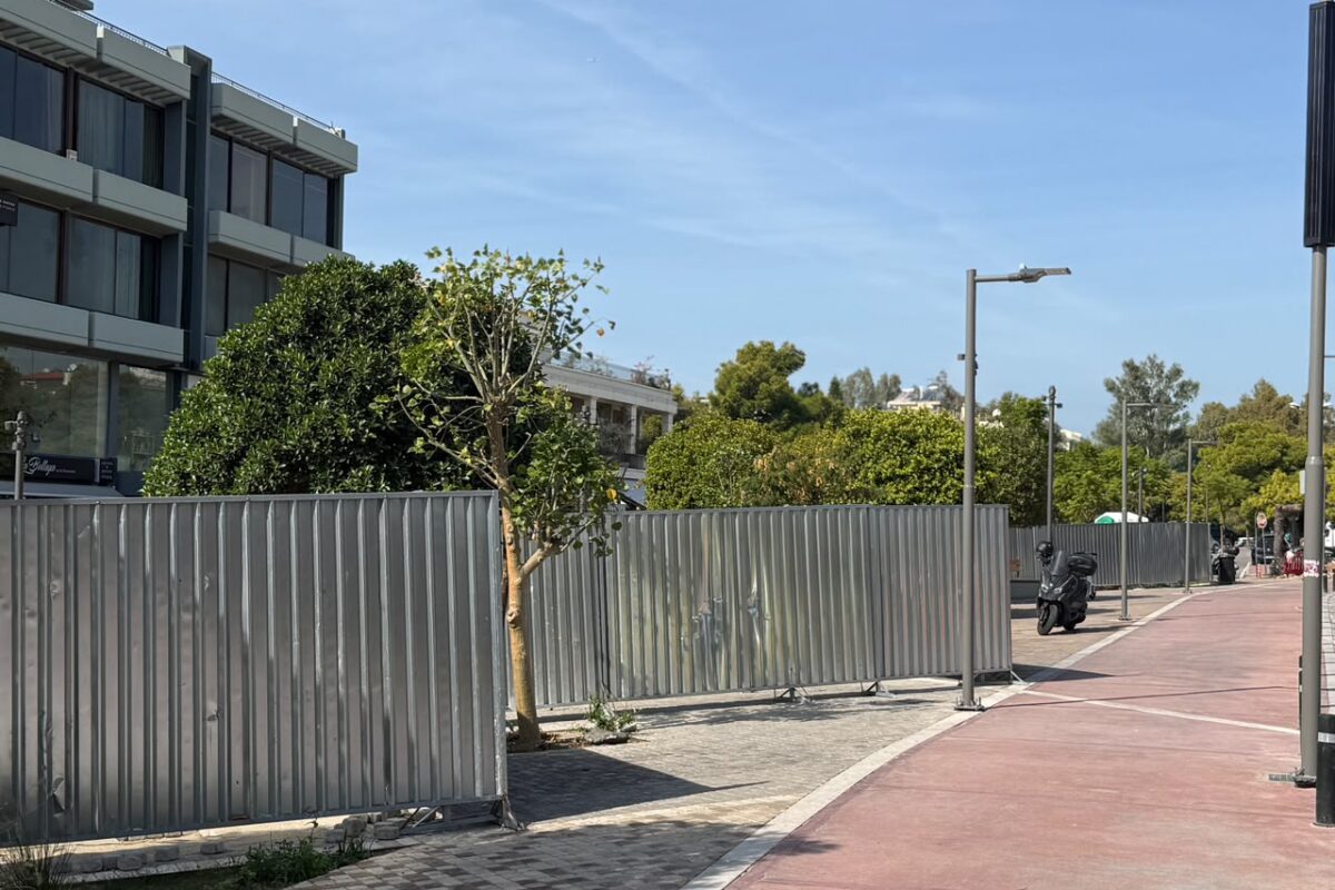Βούλα: Γιατί μπήκαν νέες λαμαρίνες στην πλατεία Ιμίων