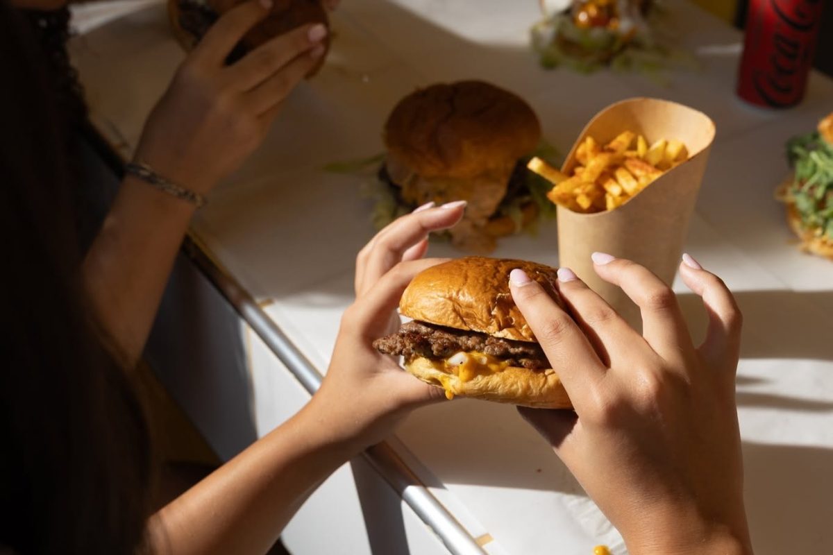 Smash Lab: Η νέα άφιξη για burgers πάνω στην παραλιακή της Βάρκιζας