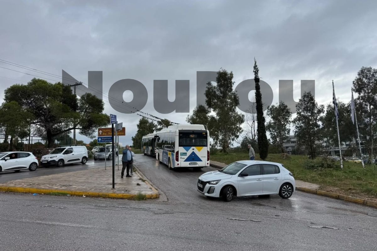 Τροχαίο δυστύχημα στη Βούλα: Νεκρή η γυναίκα που παρασύρθηκε από λεωφορείο στην αρχή της Δερβενακίων
